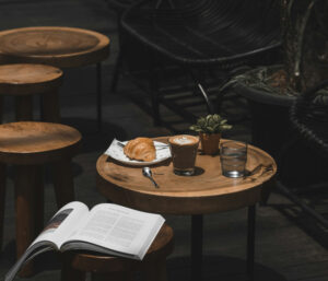 Drevené konferenčné stolíky: Dizajnový kúsok, ktorý dodá vášmu domovu štýl 