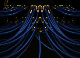 Sieťový špecialista konfiguruje Cisco SD-WAN riešenie na firemnom routeri, ktoré optimalizuje správu a bezpečnosť podnikovej siete.