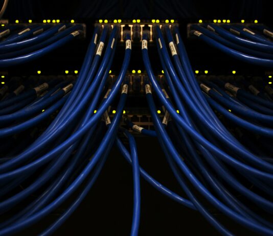 Sieťový špecialista konfiguruje Cisco SD-WAN riešenie na firemnom routeri, ktoré optimalizuje správu a bezpečnosť podnikovej siete.